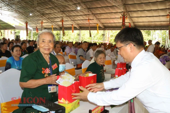 Lãnh đạo TPHCM dự lễ tưởng niệm các anh hùng liệt sĩ tại Khu tưởng niệm Ngã Ba Giồng