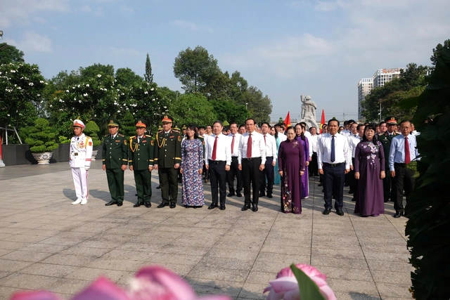 Dâng hương, dâng hoa tưởng niệm các anh hùng liệt sĩ nhân dịp Đại lễ 30-4