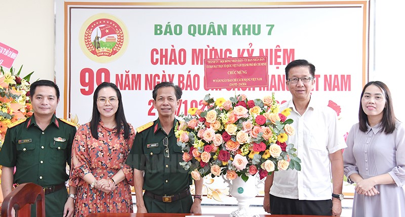 Đoàn đại biểu TPHCM thăm, chúc mừng các cơ quan báo chí