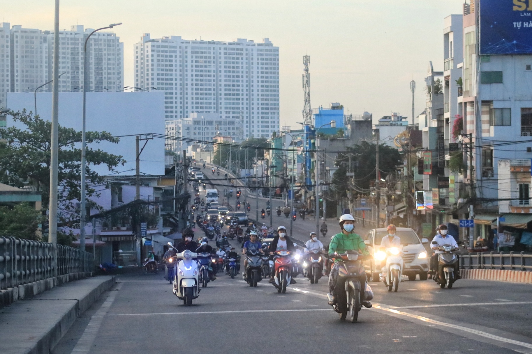 TP.HCM tiết trời se lạnh, người dân choàng khăn, khoác thêm áo, đội nón len... ra đường