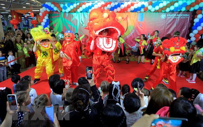 Giao lưu văn hóa, tặng quà Trung Thu cho thiếu nhi Việt Nam tại Nga