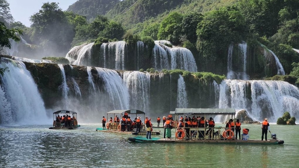 Phấn đấu xây dựng khu cảnh quan thác Bản Giốc (Việt Nam) - Đức Thiên (Trung Quốc) thành mô hình kiểu mẫu du lịch qua biên giới