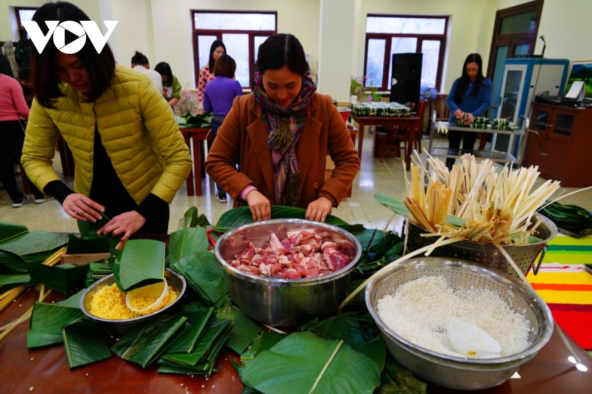 Người Việt tại Bắc Kinh (Trung Quốc) gói bánh chưng đón Tết