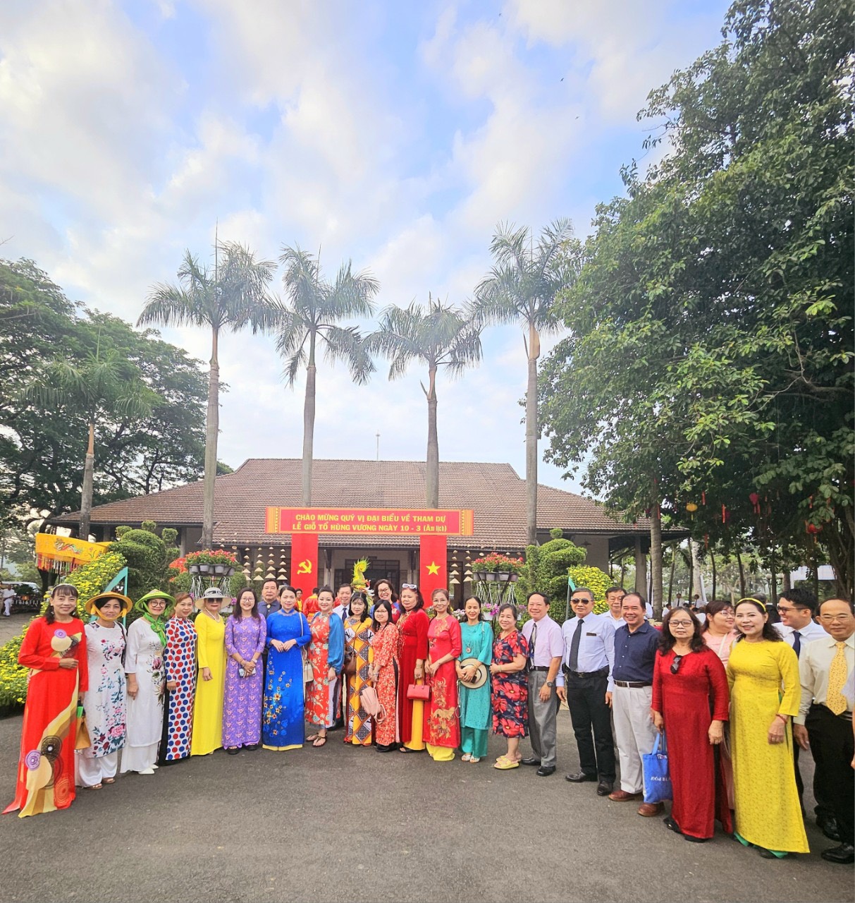 Đoàn Kiều bào Thành phố Hồ Chí Minh dâng hương tưởng niệm các vua Hùng