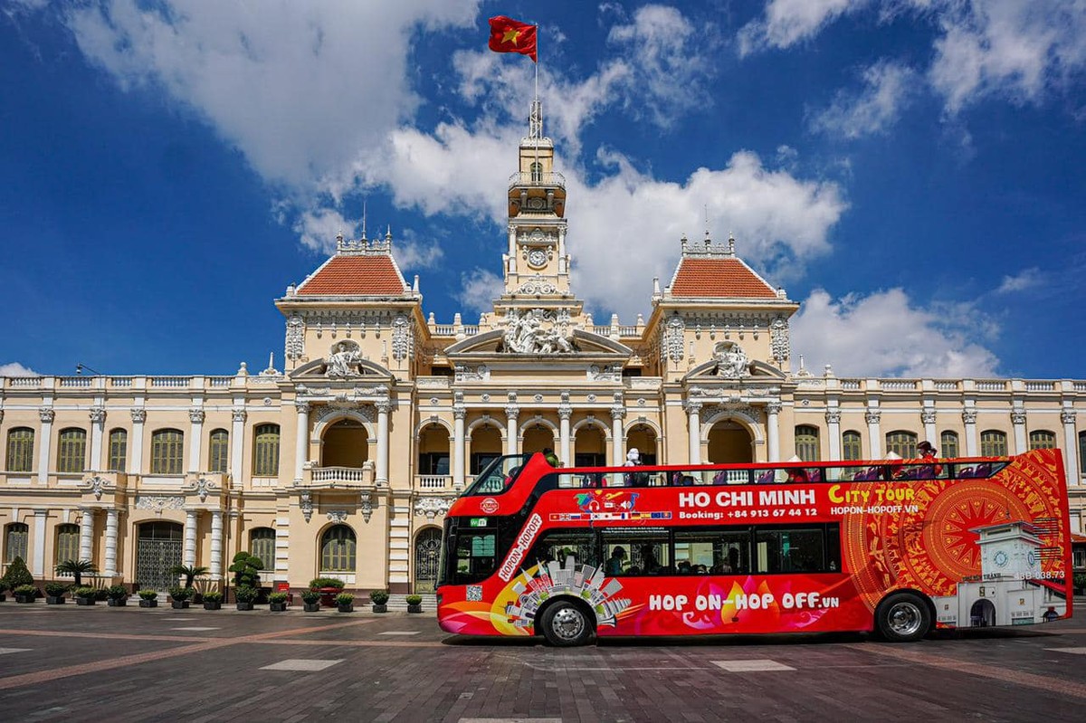 Ngắm Sài thành từ trên cao bằng xe buýt 2 tầng mui trần