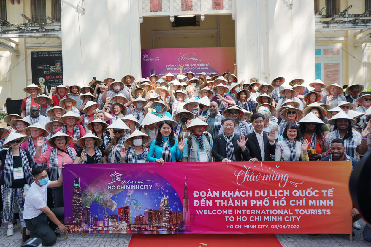 “Thành phố Hồ Chí Minh Chào đón bạn – Welcome to Ho Chi Minh City”