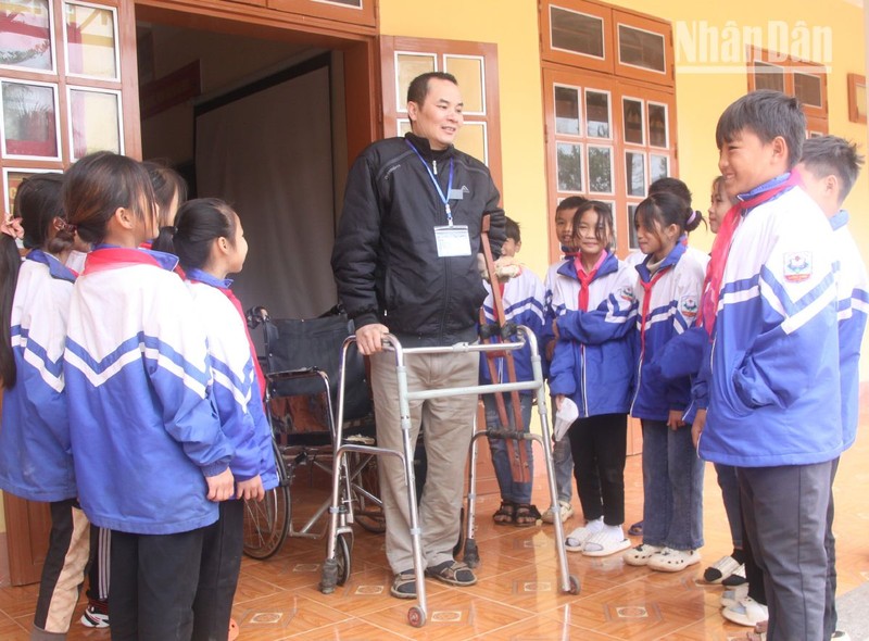 "Lửa nghề" không bao giờ tắt với thầy giáo vùng cao tật nguyền