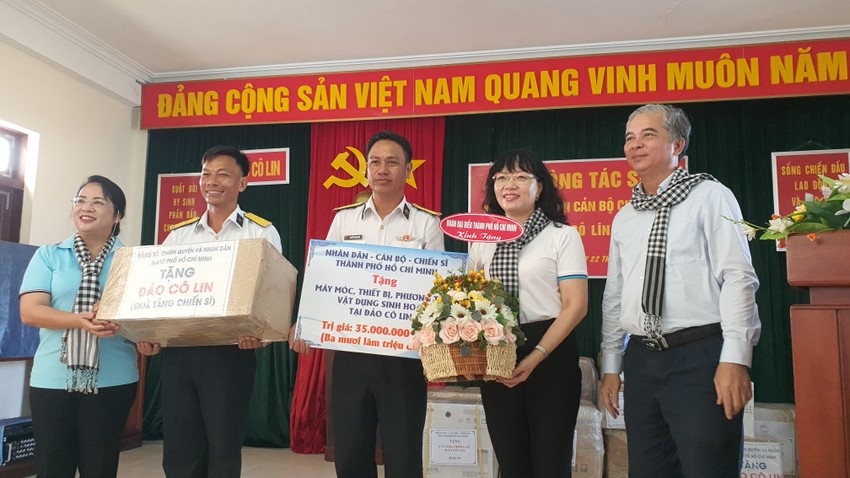 TP.HCM mang nghĩa tình đến với Trường Sa