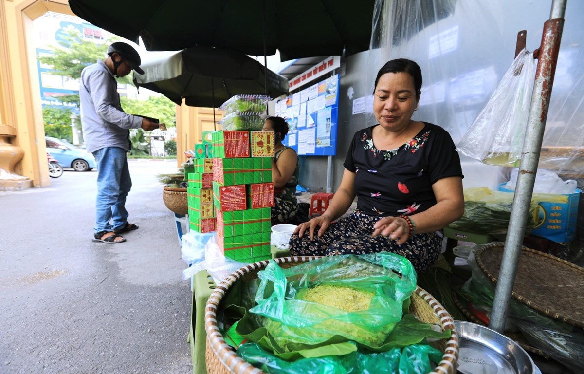 'Tinh hoa Việt Nam': Kể sự tích bánh cốm, bánh phu thê bằng thơ và múa