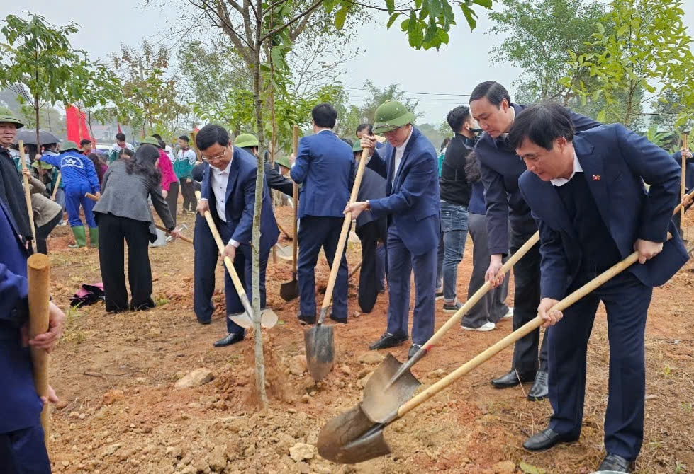 Phát động “Tết trồng cây đời đời nhớ ơn Bác Hồ” ở Khu di tích lịch sử quốc gia đặc biệt Đền Hùng