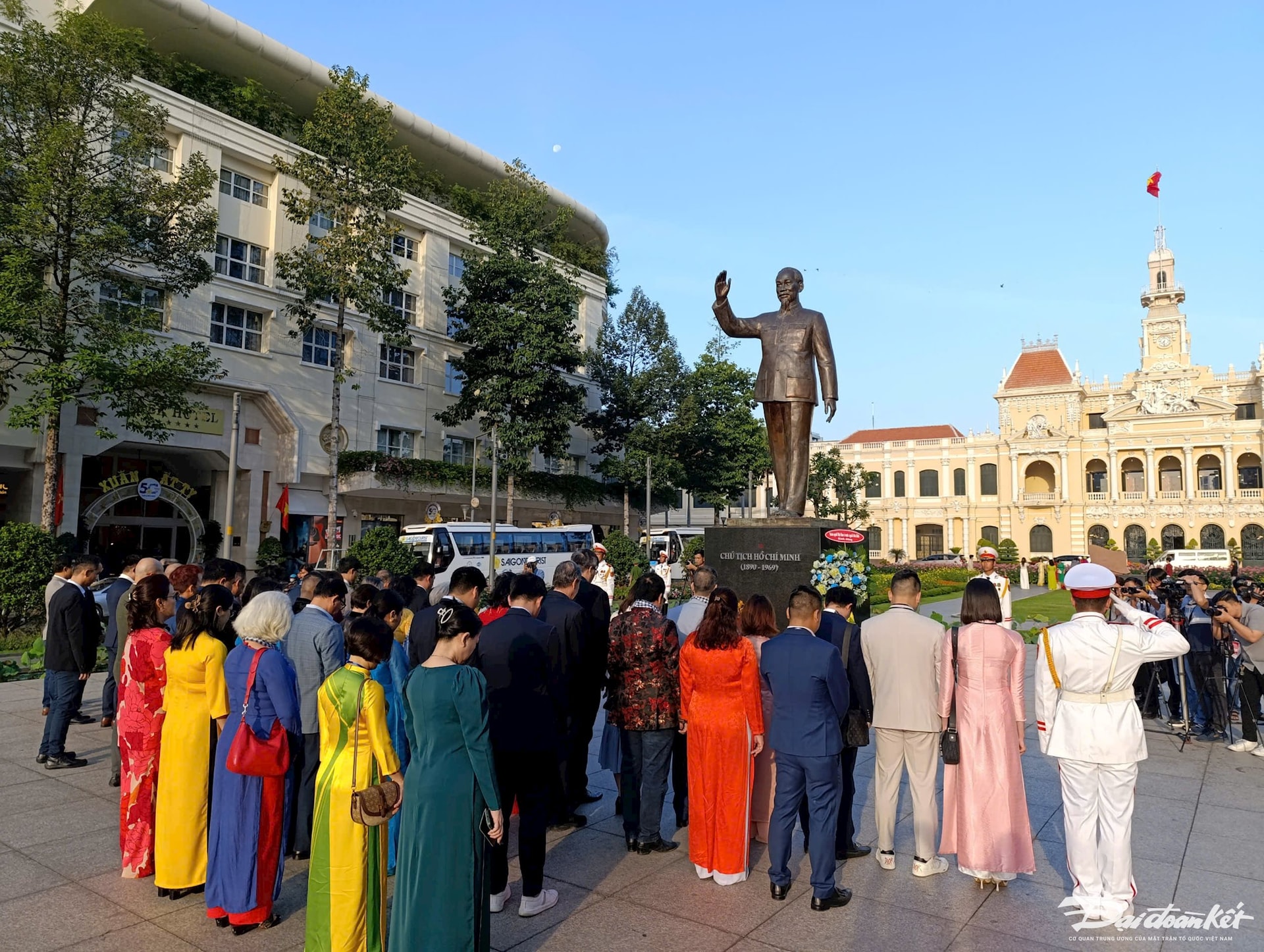 Kiều bào dâng hoa tưởng nhớ Chủ tịch Hồ Chí Minh