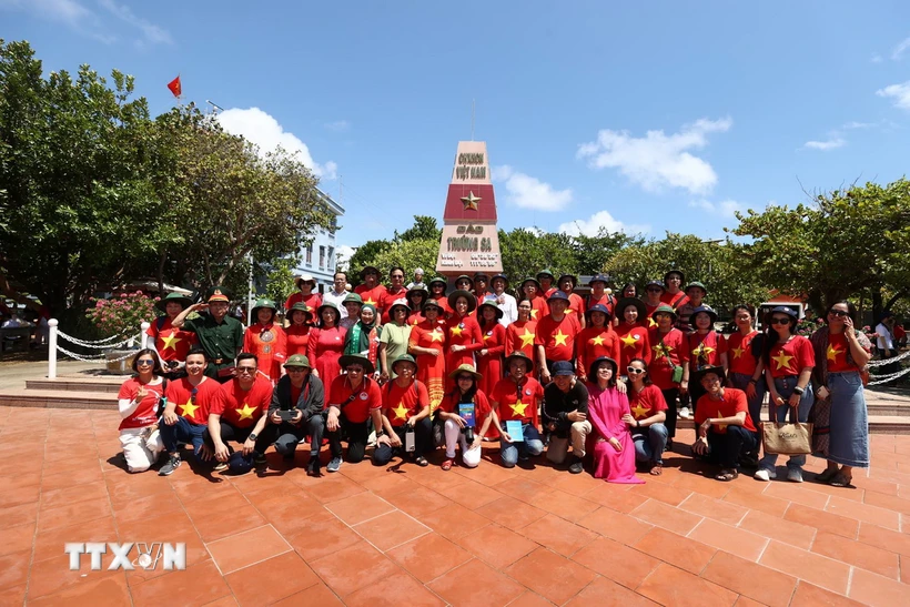 Đoàn kiều bào thăm, động viên quân dân huyện đảo Trường Sa và Nhà giàn DKI