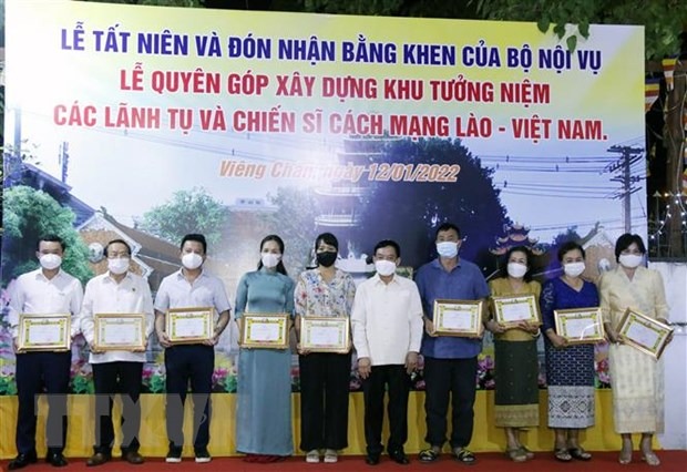 Lào tặng bằng khen cho người Việt có nhiều đóng góp thiện nguyện