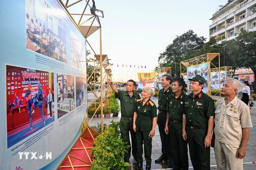 ​Khai mạc triển lãm ảnh "Tổ quốc bên bờ sóng" tại Thành phố Hồ Chí Minh