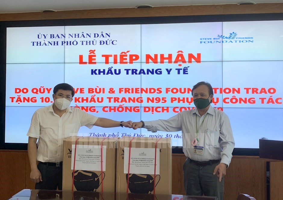 Kiều bào TPHCM trao tặng 30.000 khẩu trang và 12.000 kit xét nghiệm nhanh Covid-19