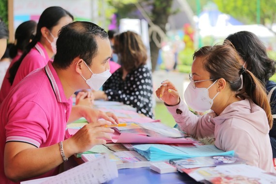 Khách mua tour tại gian hàng BenThanh Tourist