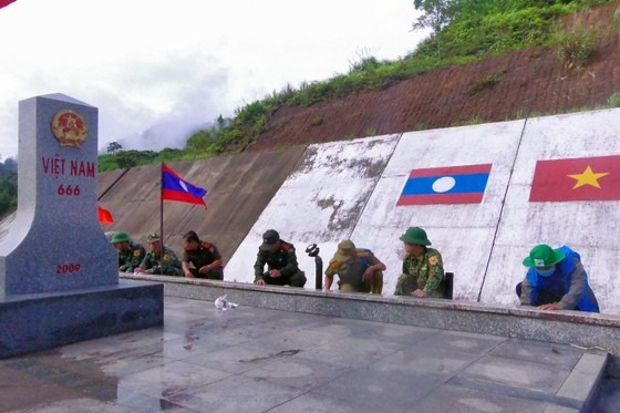 Lực lượng vũ trang Việt – Lào ra quân 'Ngày chủ nhật xanh' nơi biên giới ảnh 4