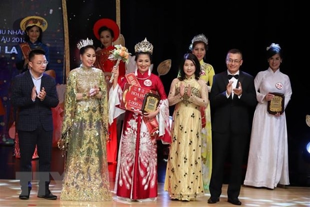 An tuong ta ao dai tai chung ket Hoa hau Ao dai phu nhan toan chau Au hinh anh 2