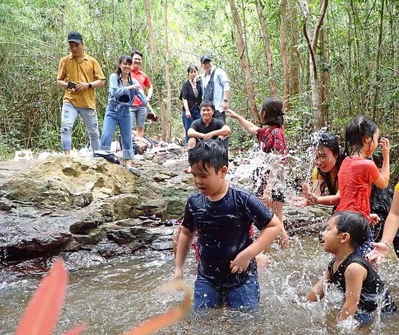 Du khách trải nghiệm du lịch khám phá tại Suối Trúc, tỉnh Tây Ninh. Ảnh: HOÀNG HÙNG