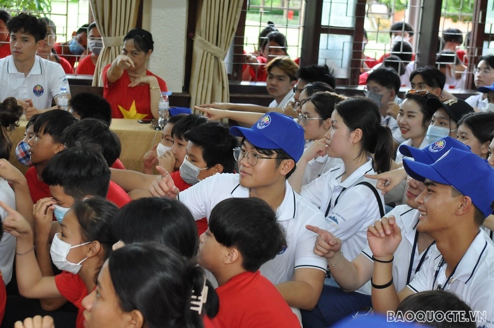 (07.21) Các thanh niên, kiều bào trẻ hào hứng tham gia trò chơi với các học sinh ở làng trẻ SOS Vinh. (Ảnh: Minh Quân)