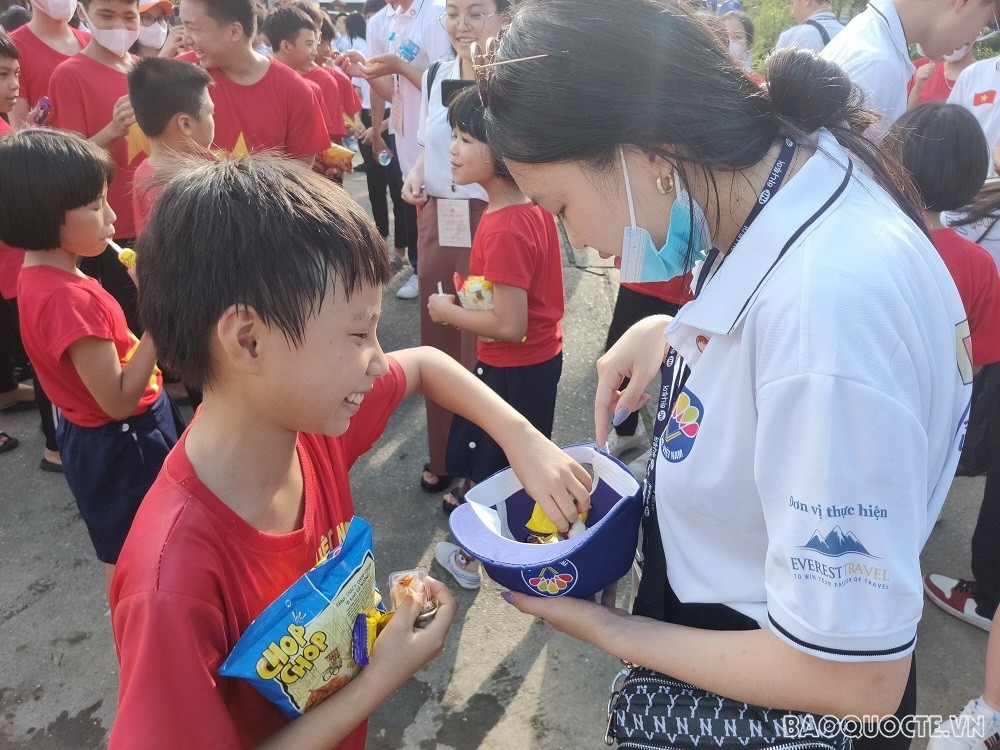 (07.21) Thanh niên, kiều bào trẻ trò chuyện, tặng kẹo cho các trẻ em tại Làng trẻ em SOS Vinh. (Ảnh: Minh Quân)