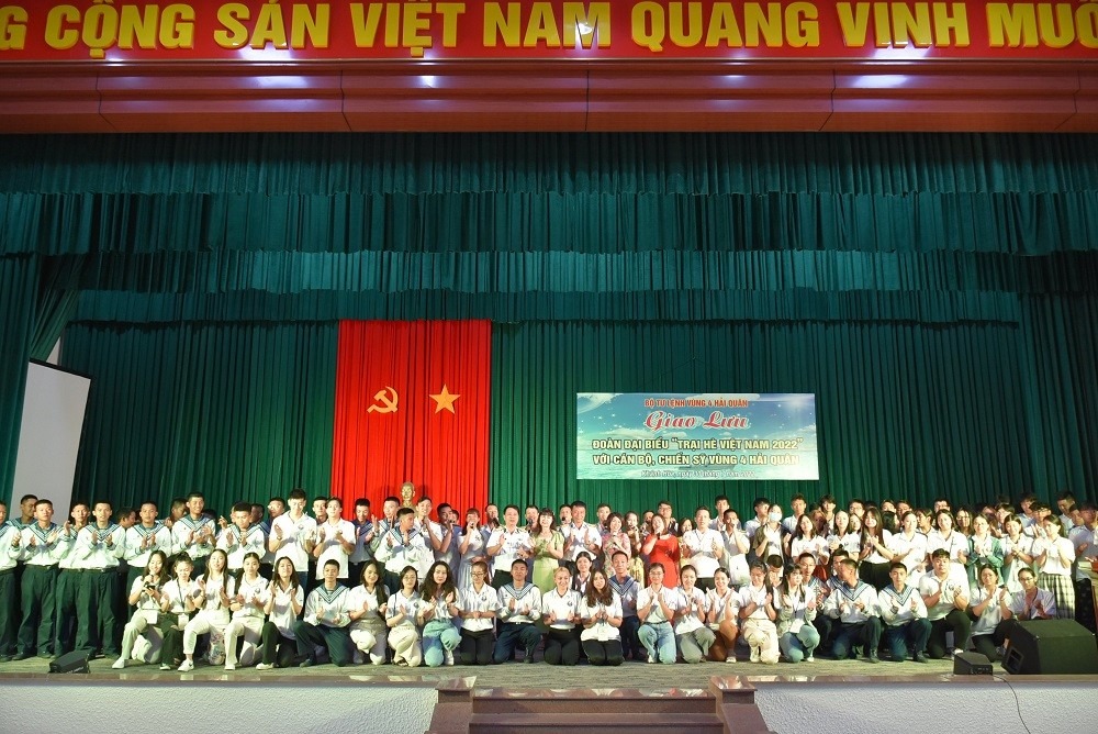 (07.31) Các thanh niên, kiều bào trẻ và cán bộ, chiến sỹ Hải quân vùng 4 chụp ảnh lưu niệm. (Ảnh: Trọng Lạc)