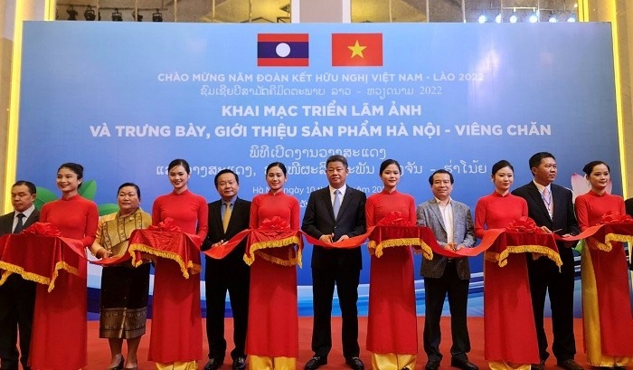 Khai mạc triển lãm ảnh và trưng bày, giới thiệu sản phẩm hàng hóa Hà Nội-Vientiane