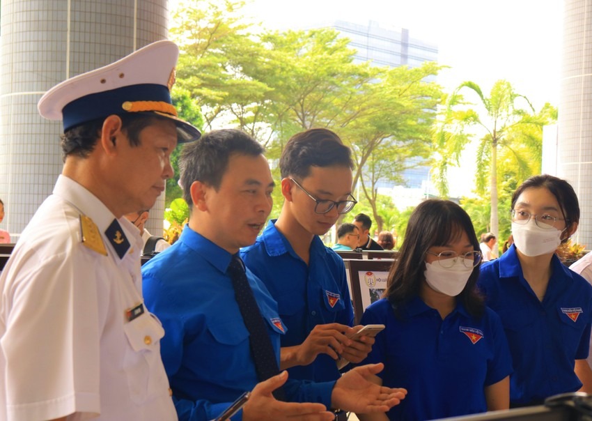 Khai mạc tuần lễ trưng bày ảnh: “Tự hào biển, đảo Việt Nam” ảnh 6