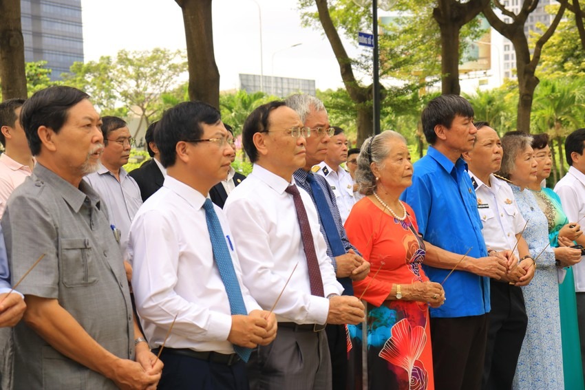 Khai mạc tuần lễ trưng bày ảnh: “Tự hào biển, đảo Việt Nam” ảnh 1