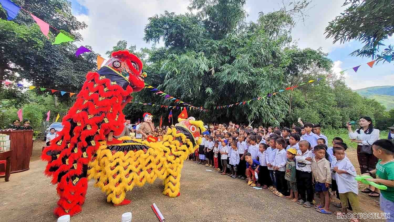 Tết trung thu nơi biên ải của 800 thiếu nhi Việt-Lào