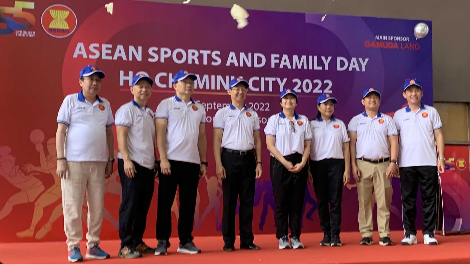 Các đại biểu chụp ảnh lưu niệm tại lễ khai mạc Ngày thể thao và gia đình ASEAN 2022.