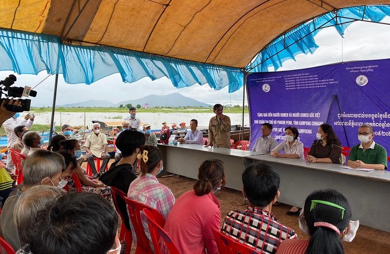 Thăm hỏi và tặng quà các gia đình có hoàn cảnh khó khăn tại Campuchia ảnh 2