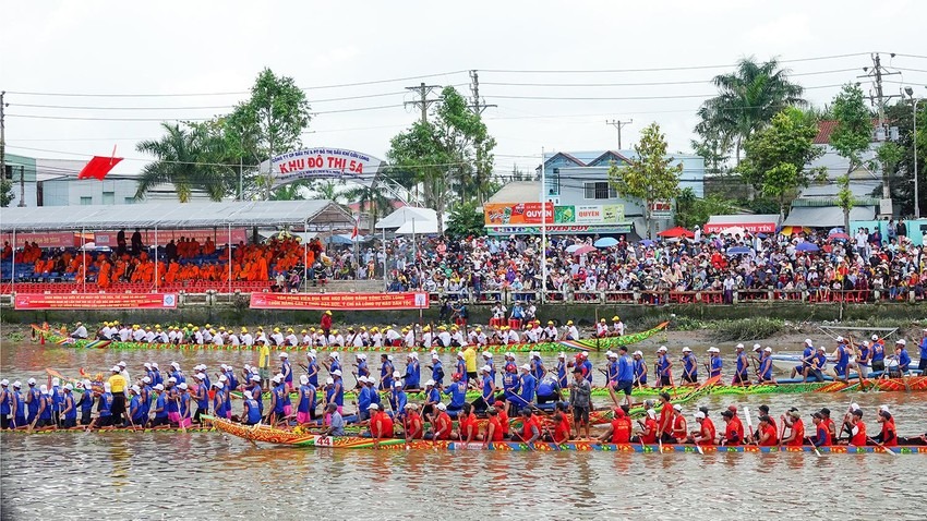 Hàng trăm nam nữ thi đua ghe ngo cầu mưa thuận gió hòa ảnh 1