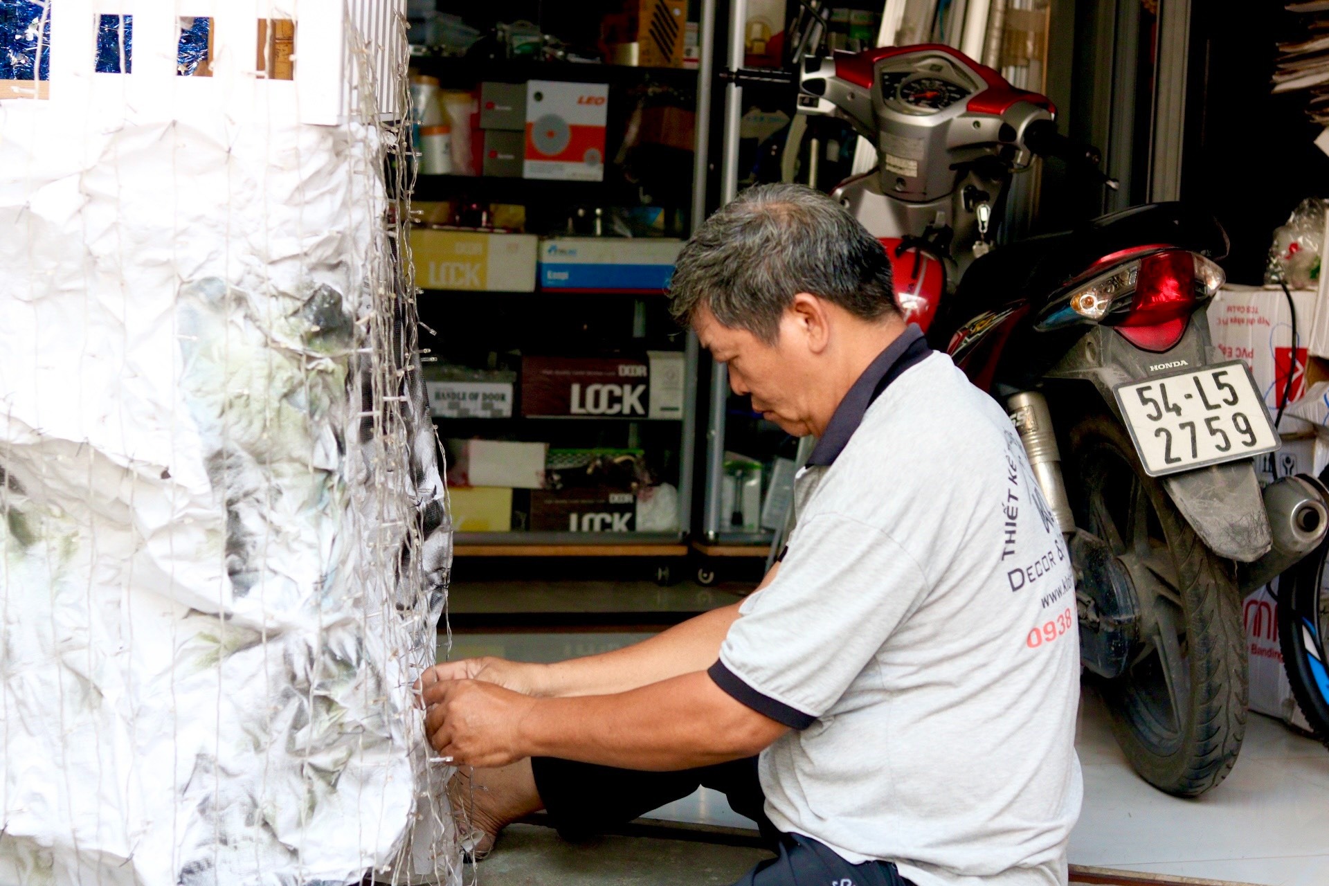 Những xóm đạo ngập tràn Giáng sinh ở TP.HCM: Người Công giáo phấn khởi làm hang đá, sắm áo mới - ảnh 8