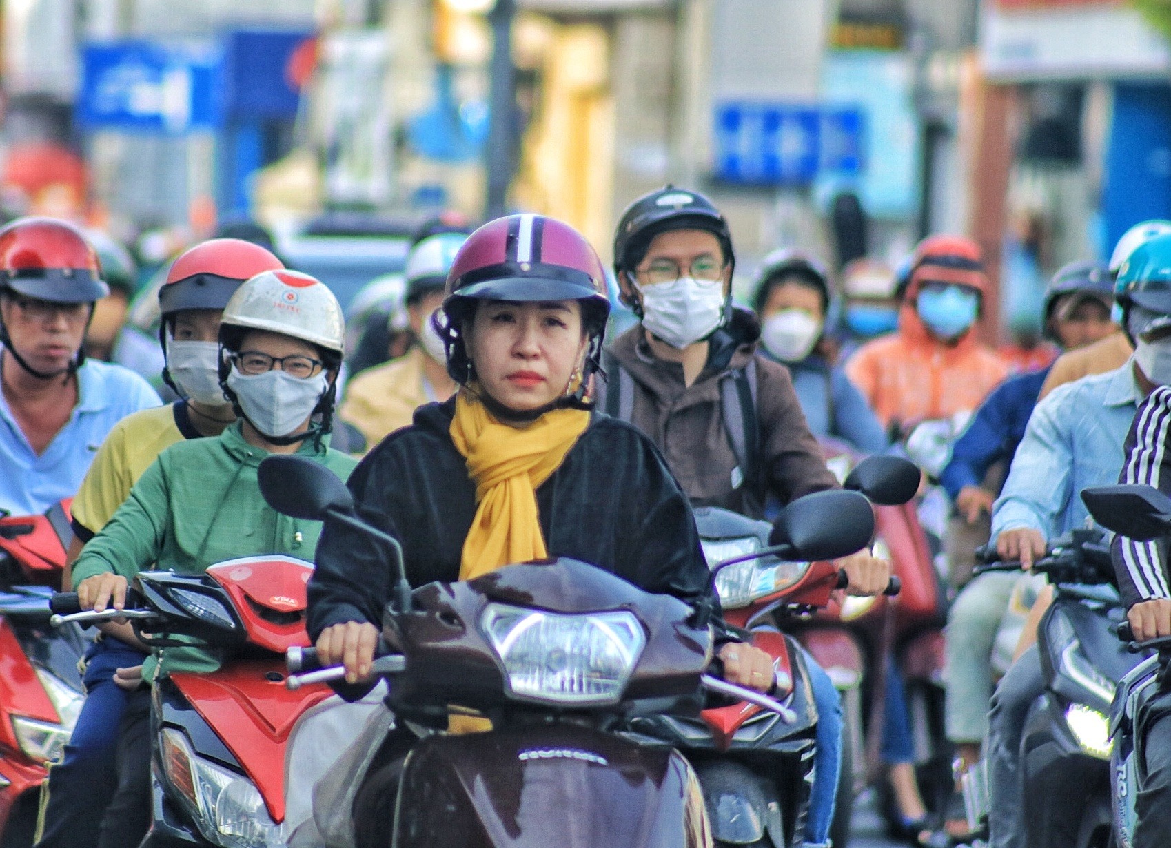 TP.HCM tiết trời se lạnh, người dân choàng khăn, khoác thêm áo, đội nón len... ra đường - ảnh 5