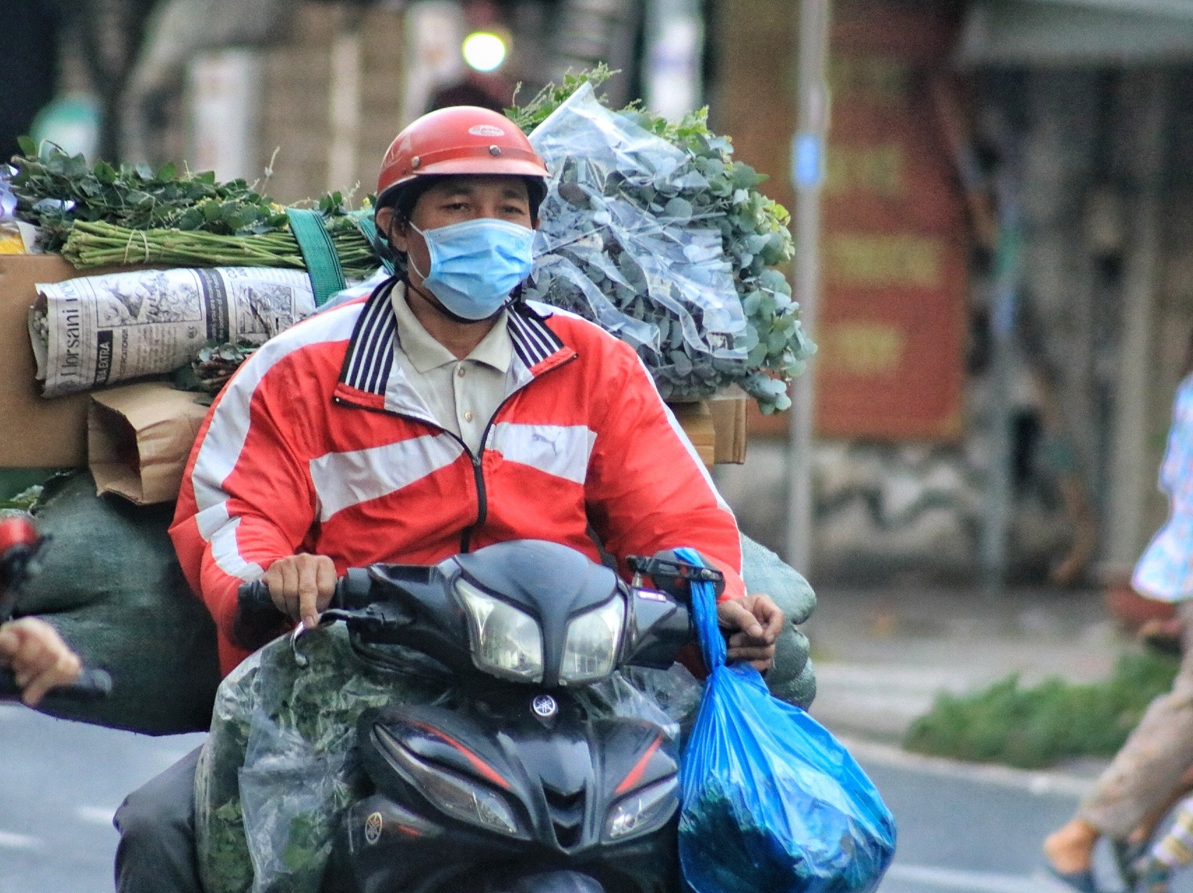 TP.HCM tiết trời se lạnh, người dân choàng khăn, khoác thêm áo, đội nón len... ra đường - ảnh 9