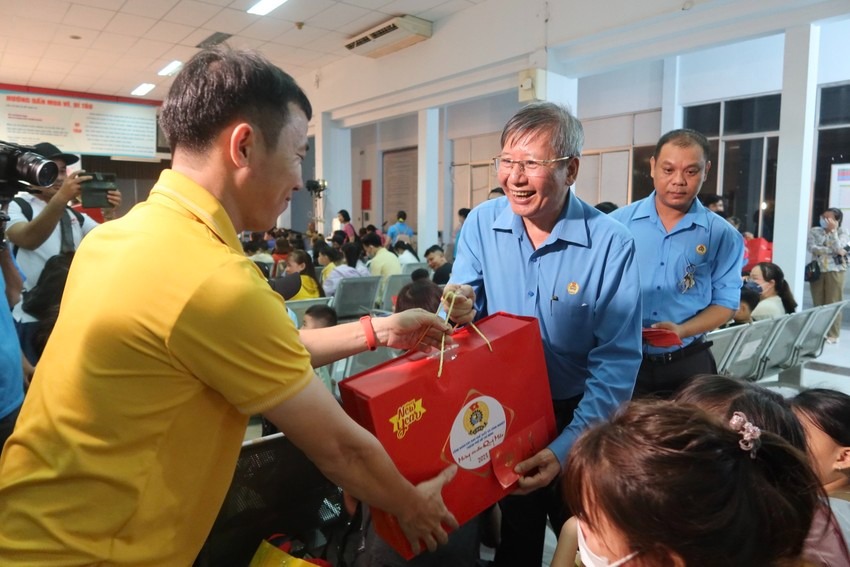 'Chuyến tàu mùa Xuân' đưa công nhân về quê đón Tết ảnh 2