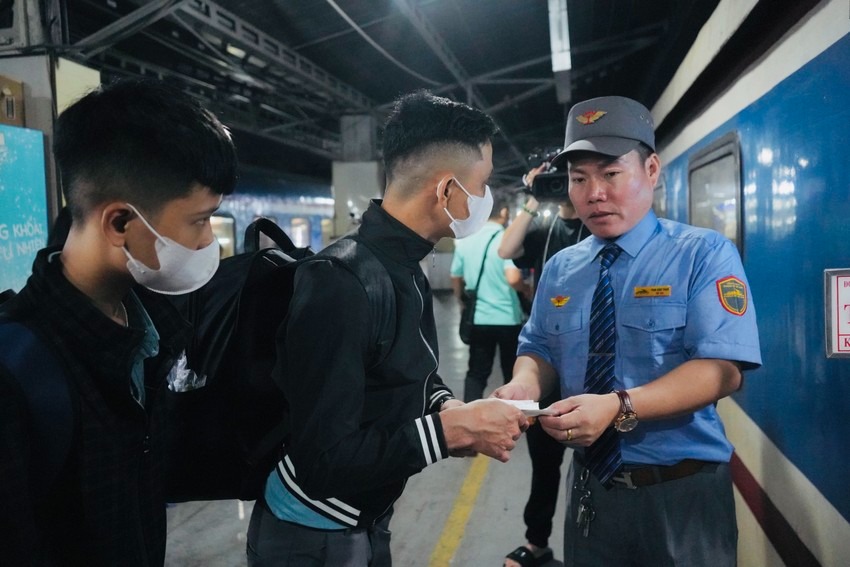 'Chuyến tàu mùa Xuân' đưa công nhân về quê đón Tết ảnh 6