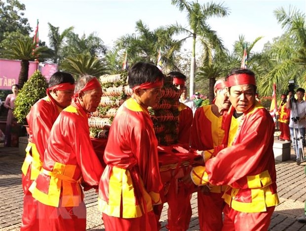 Thanh pho Ho Chi Minh: Dang banh tet cung Quoc to Hung Vuong hinh anh 2