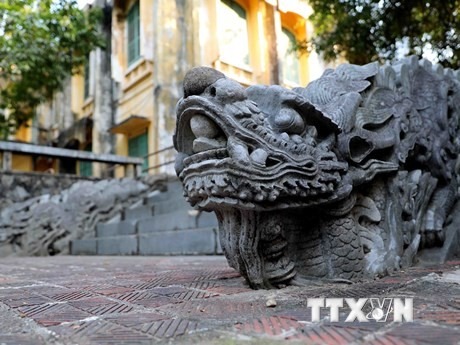 Bộ thành bậc Điện Kính Thiên, niên đại thế kỷ 17, hiện lưu giữ tại Trung tâm Bảo tồn di sản Thăng Long-Hà Nội.