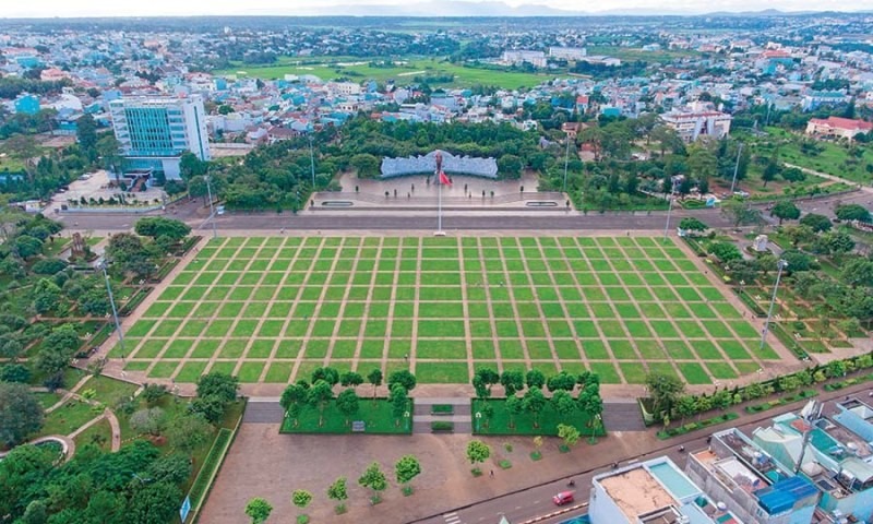 Toàn cảnh quảng trường Đại Đoàn Kết (TP PleiKu, Gia Lai).