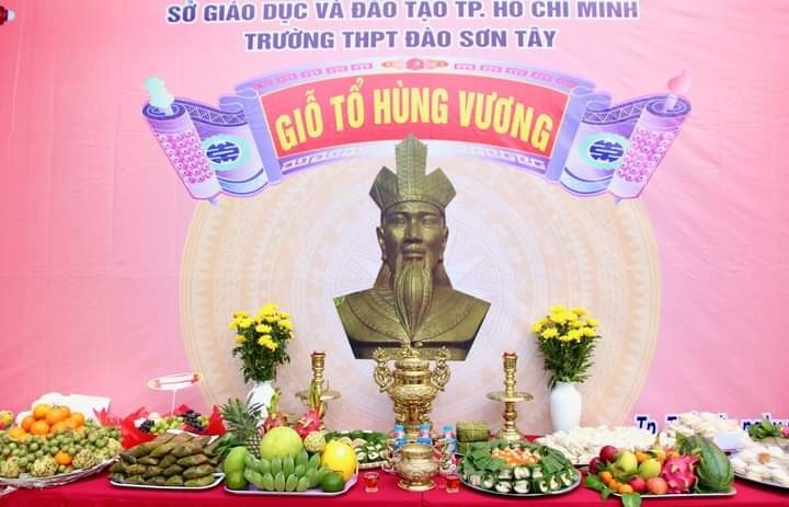 Học sinh tự tay sắm và dâng lễ vật tưởng nhớ các vua Hùng  ảnh 3