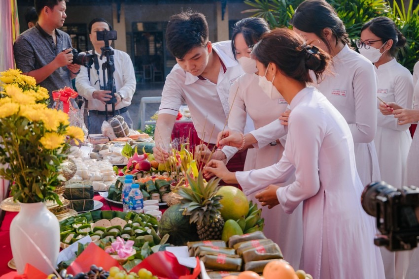 Học sinh tự tay sắm và dâng lễ vật tưởng nhớ các vua Hùng  ảnh 6