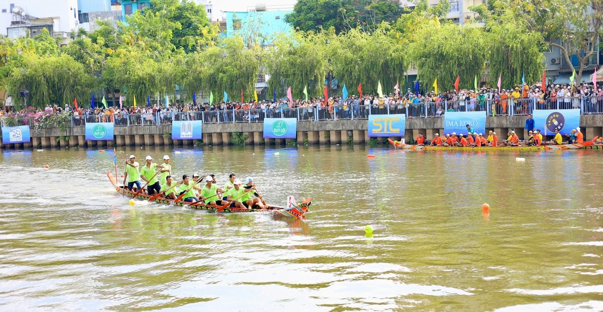 Người dân TP.HCM đội nắng, chen chân xem lễ hội đua ghe ngo ảnh 4