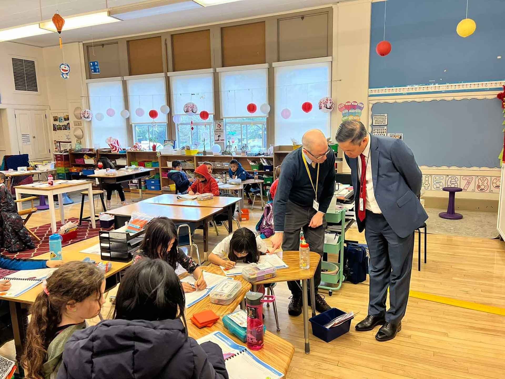 Tổng lãnh sự Hoàng Anh Tuấn thăm Trường tiểu học Rose City Park Elementary School.