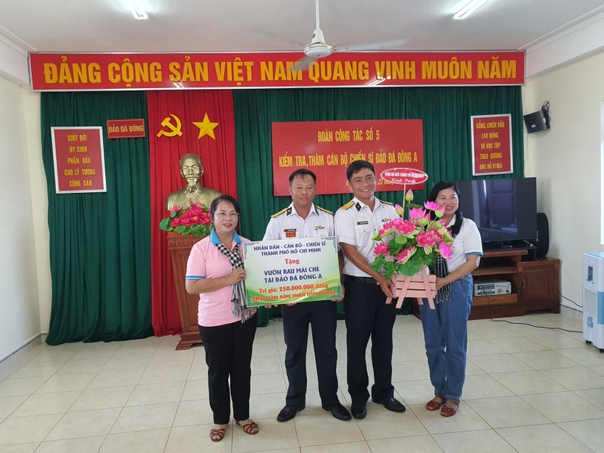 TP.HCM mang nghĩa tình đến với Trường Sa ảnh 4