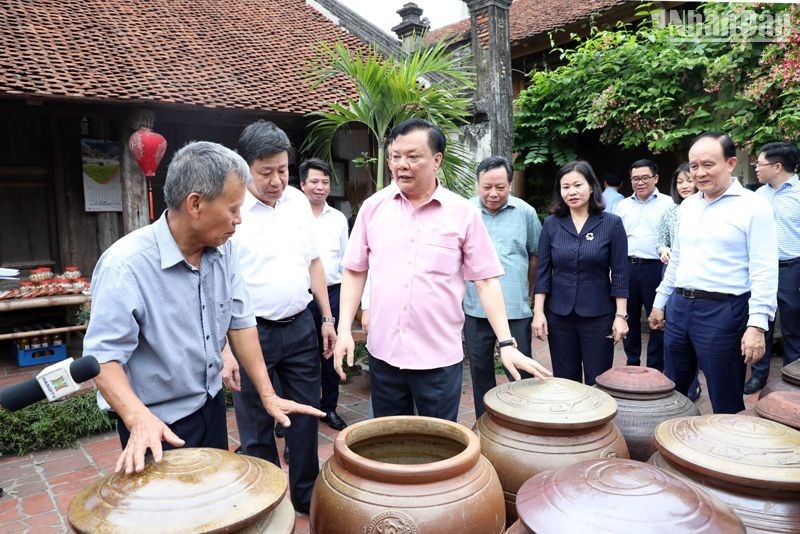 Thường trực Thành ủy Hà Nội thăm, trò chuyện với người dân tại làng cổ Đường Lâm. (Ảnh: DUY LINH)