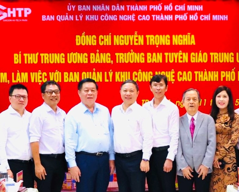 Các đại biểu chụp hình lưu niệm tại buổi làm việc