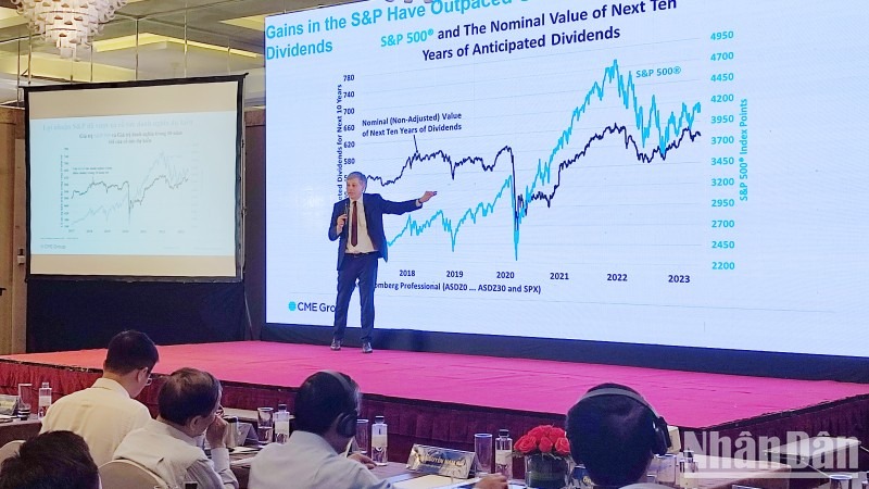 Giám đốc điều hành CME Group Erik Norland trình bày tham luận tại hội thảo