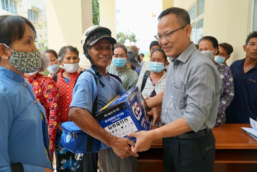 Chương trình 'Cùng ngư dân thắp sáng đèn trên biển' trao quà cho bà con huyện Cần Giờ ảnh 13